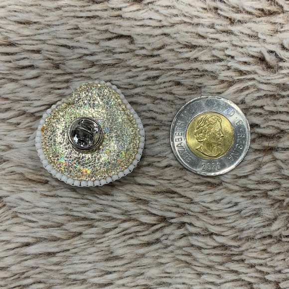 Caribou Tufted Pumpkin Brooch - Picture 2 of 2